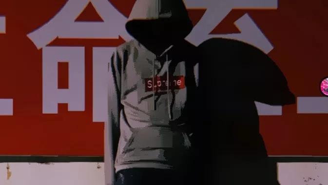 “偷瞄了女朋友的工作QQ,发现她还在兼职做别人的女友”