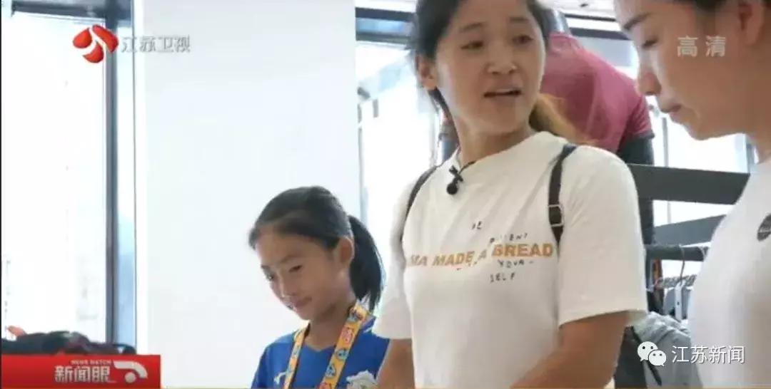 穿不起专业球鞋，9岁的她是足球场上唯一的女生：我们穷但也有梦想