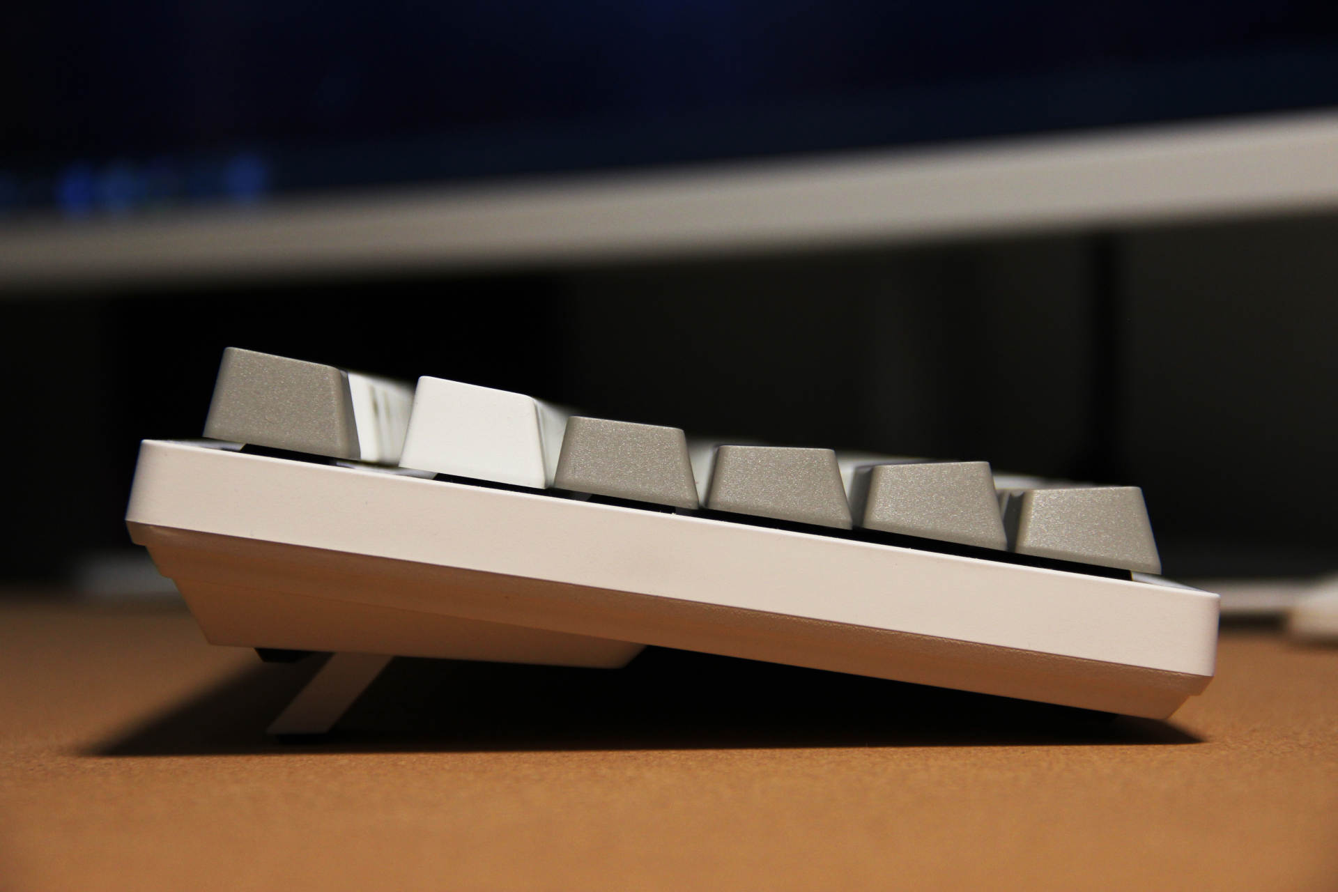 推荐一款新手使用的青轴机械键盘,银轴冰蓝灯机械键盘推荐