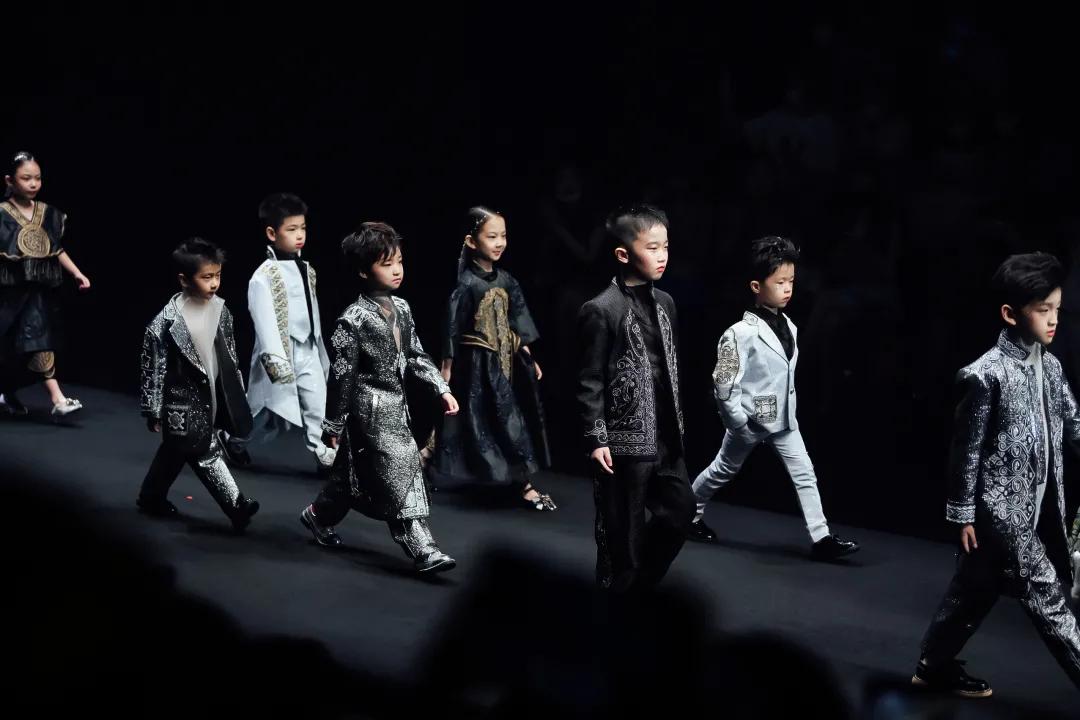 DAY3童话小镇直击｜穿上西装礼服，变身秀场上的“小大人”