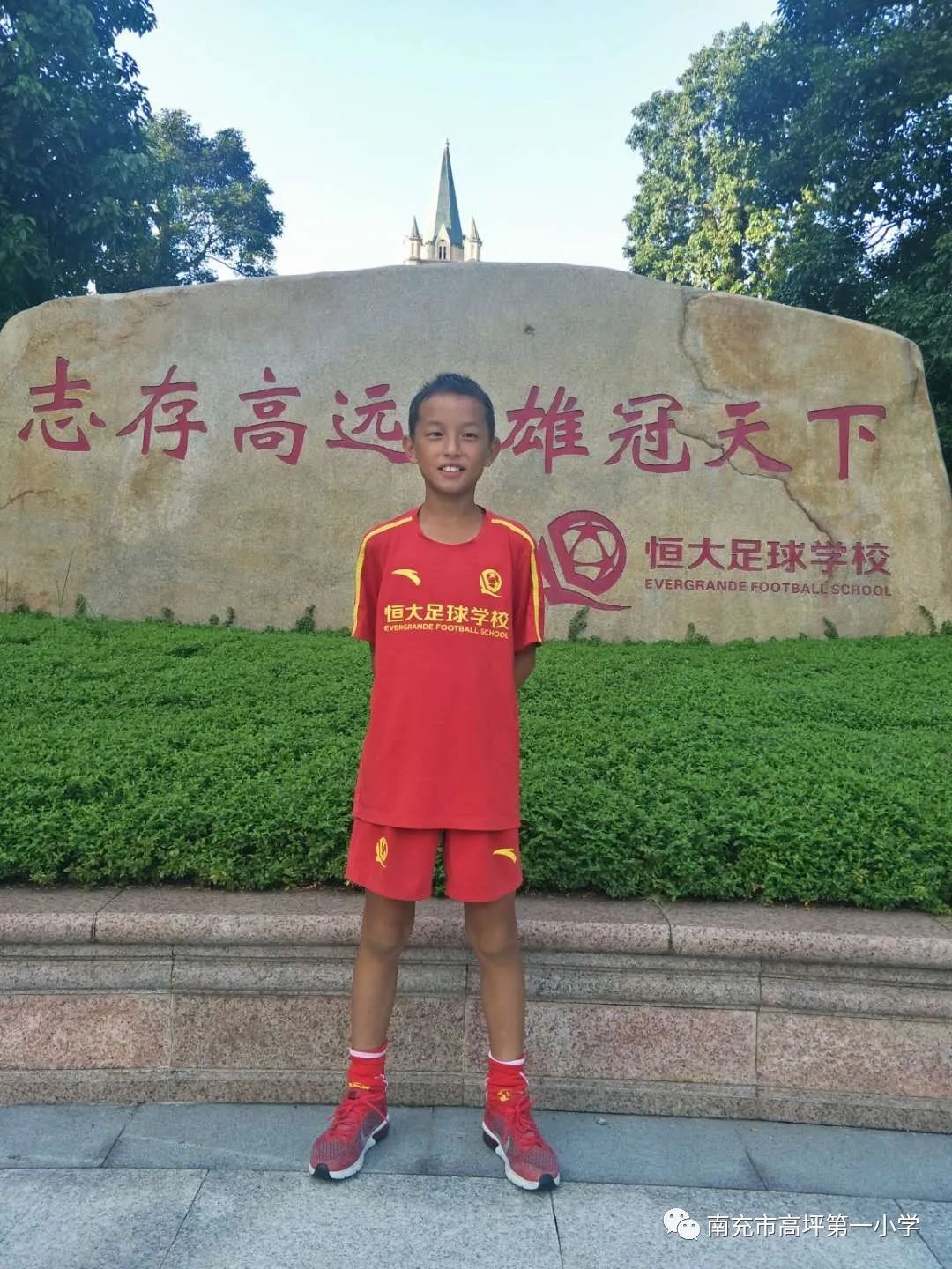 绿茵场上挥洒的青春,绿茵场上挥洒汗水追逐梦想