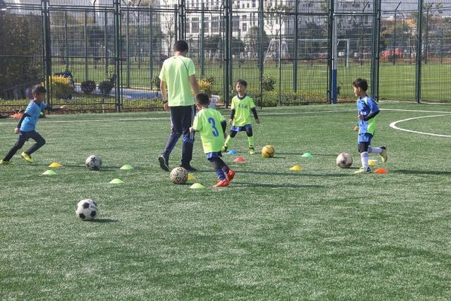 与梦想同行微队课,昆明青少年足球冬令营