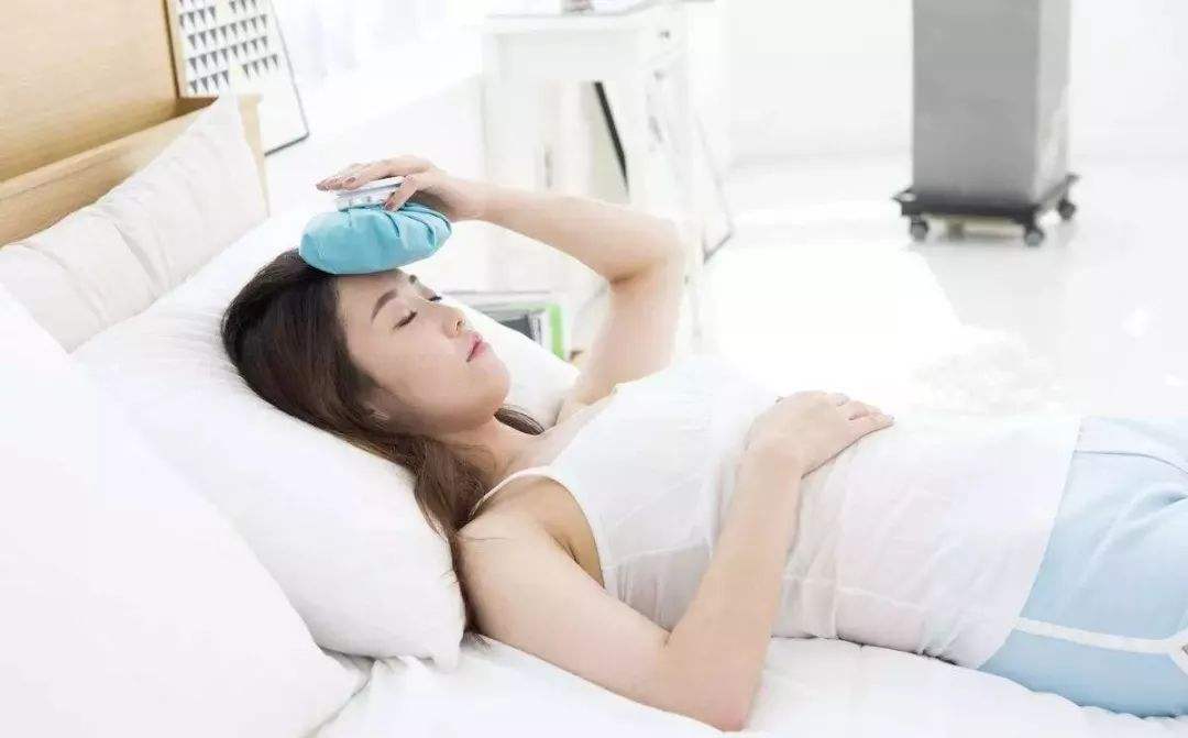 哺乳期堵奶了自己在家怎么疏通,宝妈月子里堵奶高烧用酒精擦身