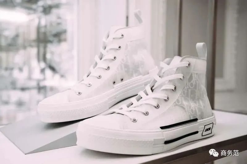 今年最火的10双小白鞋谁穿谁好看,今年最时尚的小白鞋夏天