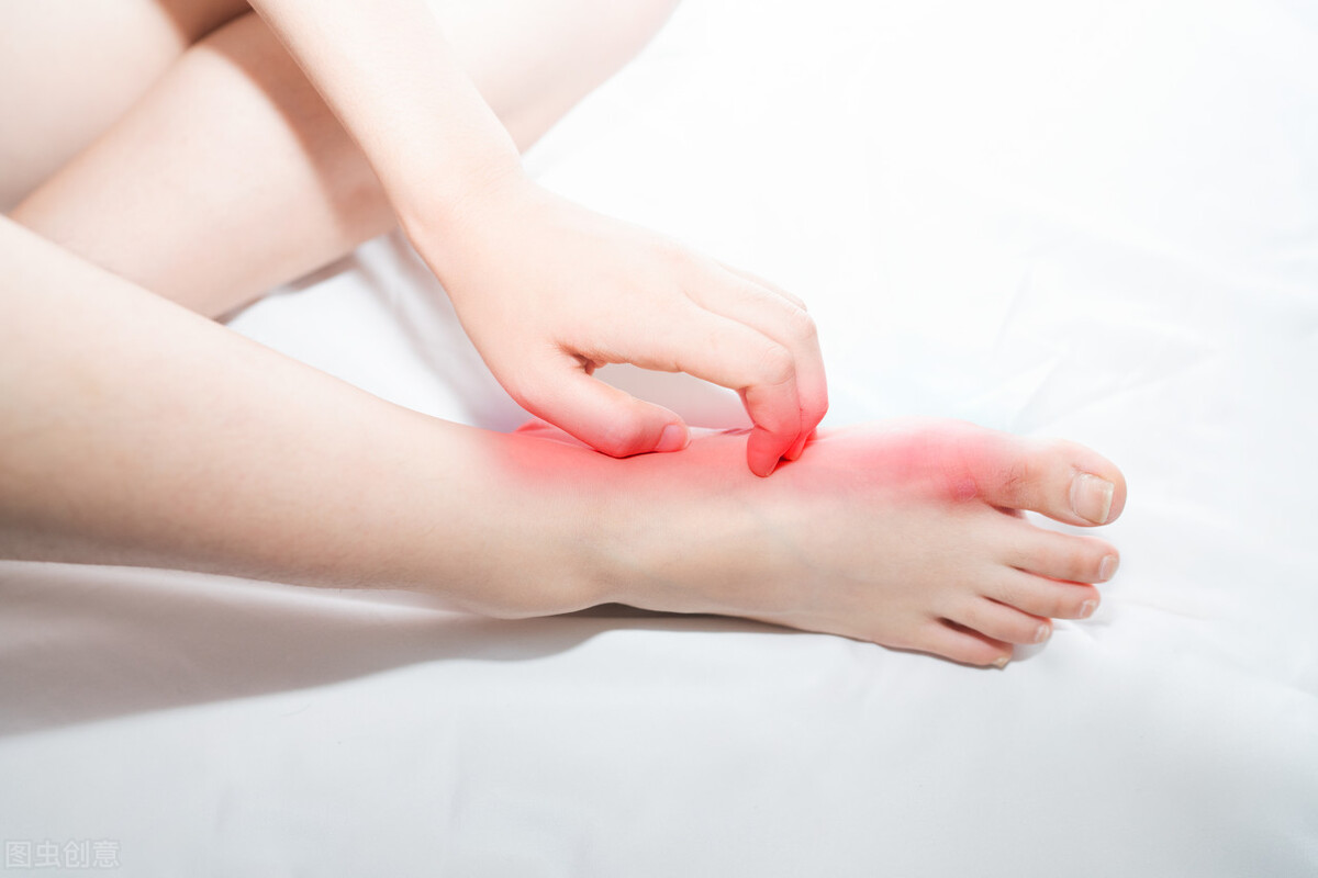 用醋泡脚、热水烫脚、酒精喷脚，能治脚气吗？