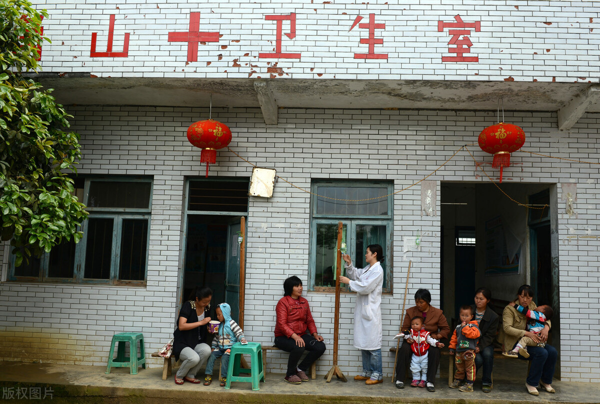 在农村人看来，私人诊所看病除了不能报销，但优点更多
