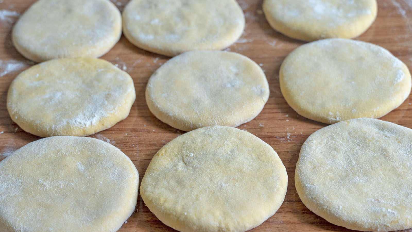 软糯香甜的南瓜饼超简单,好吃的南瓜饼老人孩子都抢着吃