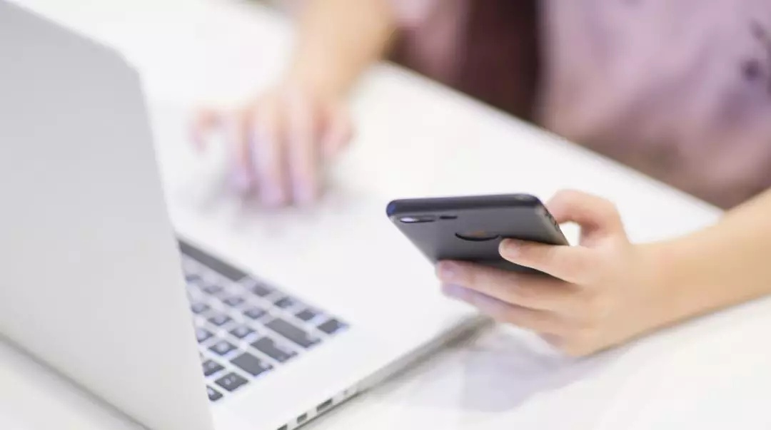 买个小花、刷个游艇,换来一句“谢谢你”,他究竟图个啥?