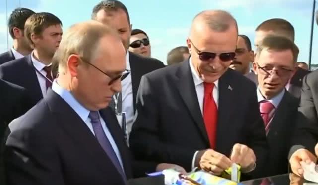 普京和土耳其埃尔多安看航展,普京参观俄新隐身战机