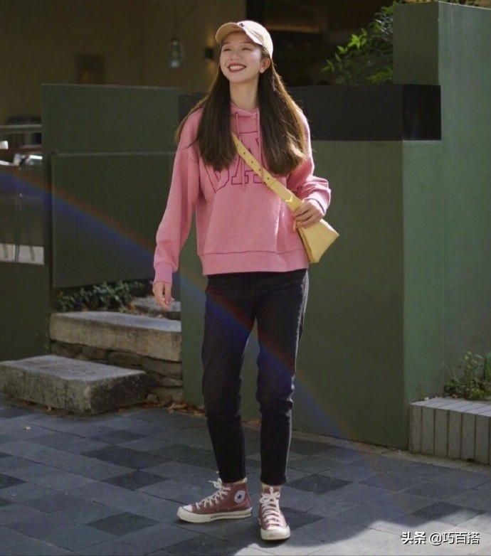什么时候穿卫衣加外套好看,今年卫衣怎么穿更时髦