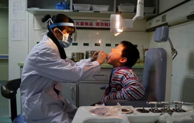 孩子误吞纽扣电池怎么办,宝宝误食纽扣电池救弟弟