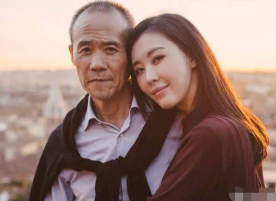 这个华人在美国被称作华人食神,80岁喜得子,老婆是美女还是硕士