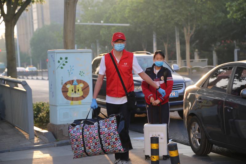 许久不见！你好校园：郑东新区中学全面复学，1.7万学子书声琅琅