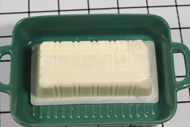 皮蛋豆腐的皮蛋怎么切,切皮蛋丁不粘刀小窍门