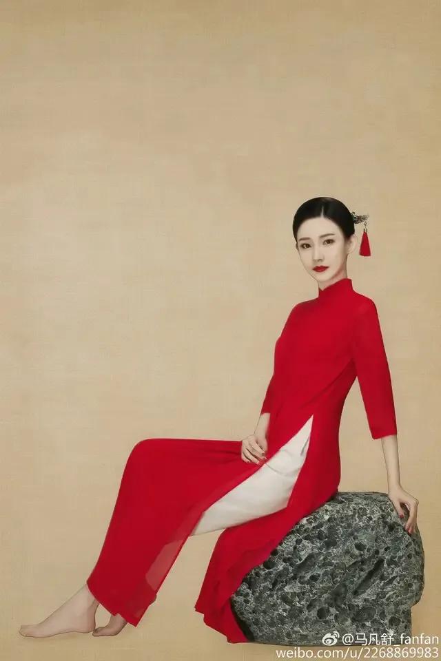 马凡舒首次主持天下足球,央视足球主持马凡舒