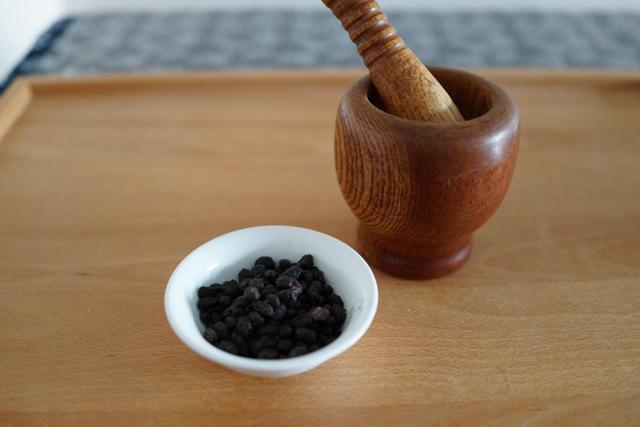 1碗面米粉5碗清水教你在家做凉粉,一碗面粉一碗水自制凉粉