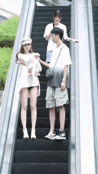 贾玲在沙发上翘二郎腿搞笑图片,贾玲跷二郎腿动图下载