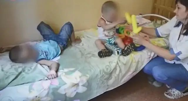 乌克兰2岁儿童遭虐待,乌克兰儿童被父母遗弃在野外