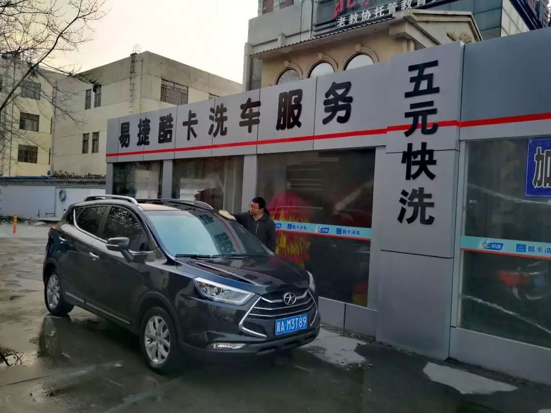 本想加个油，一不小心还蹭了个网红洗车