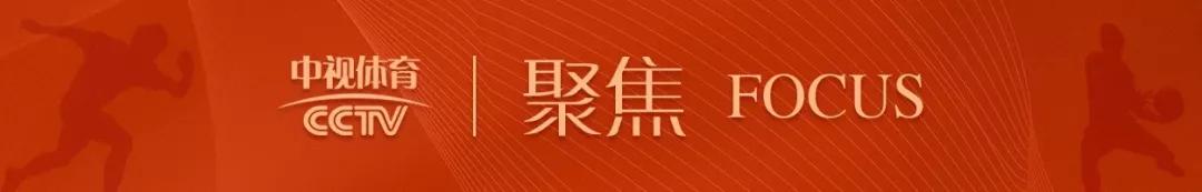 在顶楼天台打球,天台上踢球