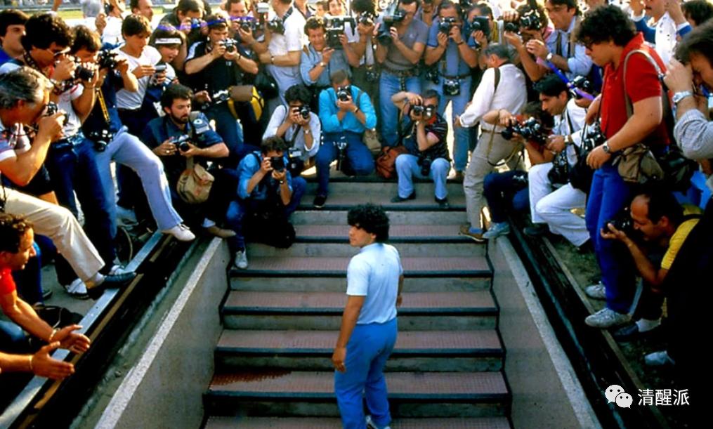 在*品毒**中陨落的马拉多纳的一生