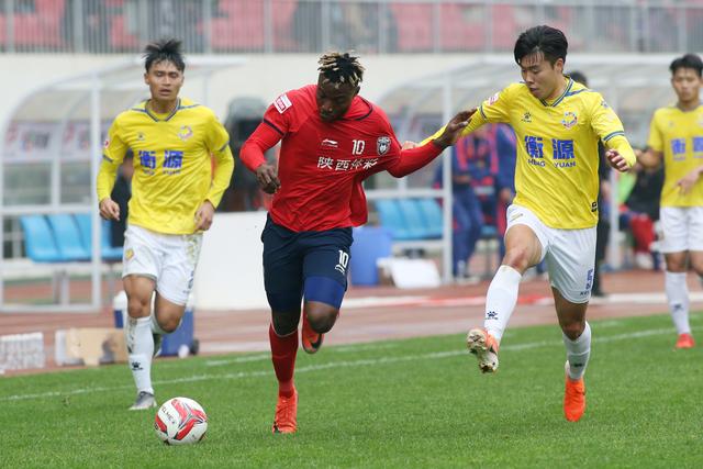 揭秘陕足“新狼王”奥斯卡：赛场上的铁血锋霸，生活中的侠骨柔肠