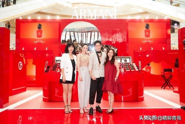 郭碧婷向佐阿玛尼合影,阿玛尼向佐郭碧婷