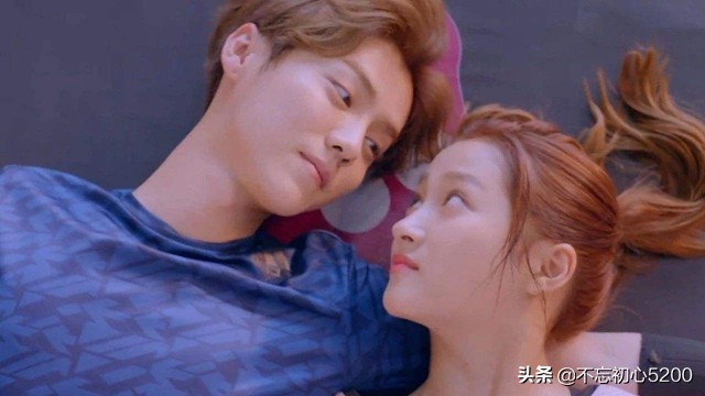 关晓彤晒情侣照鹿晗一脸宠溺,关晓彤鹿晗晒亲吻照