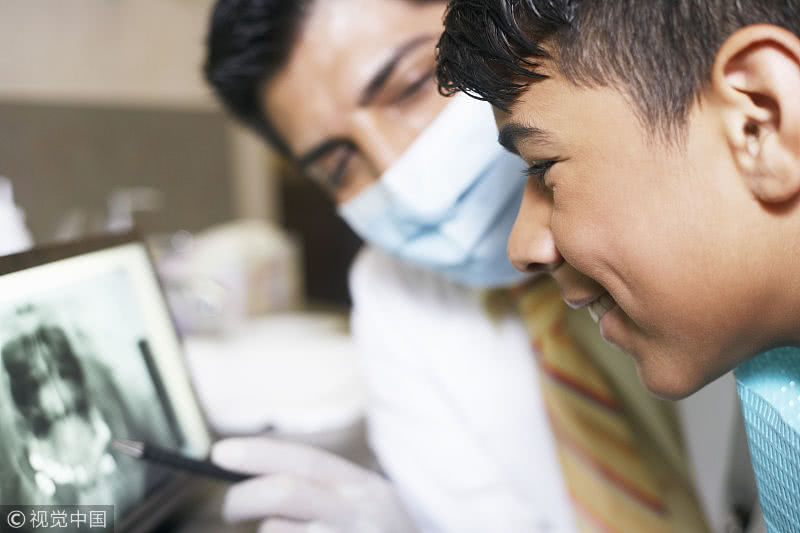 牙齿松动了怎么办还能恢复吗,牙齿外伤松动医生说问题不大