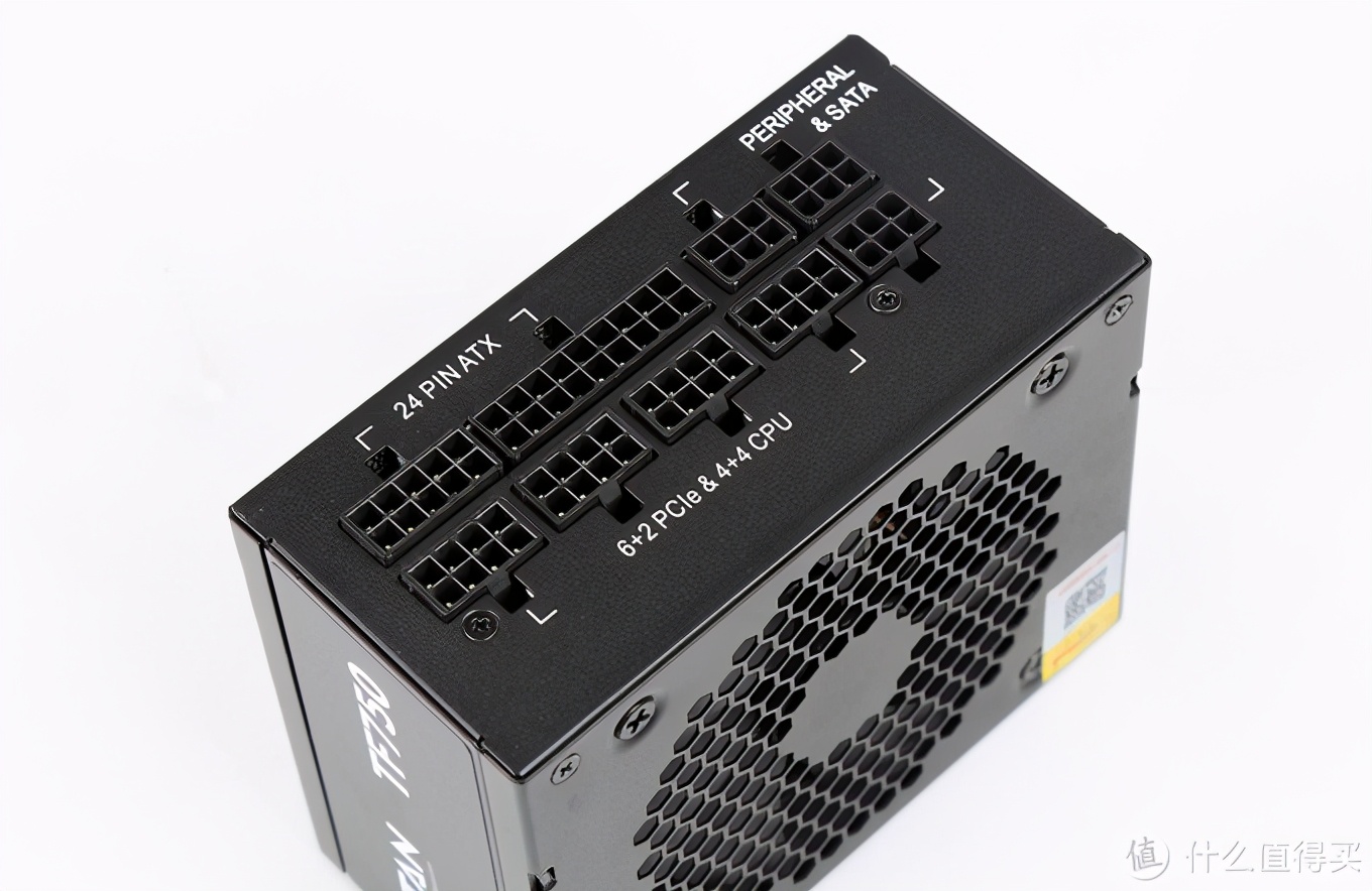 一台可以玩大型游戏的主机,可以拎起来的电脑主机