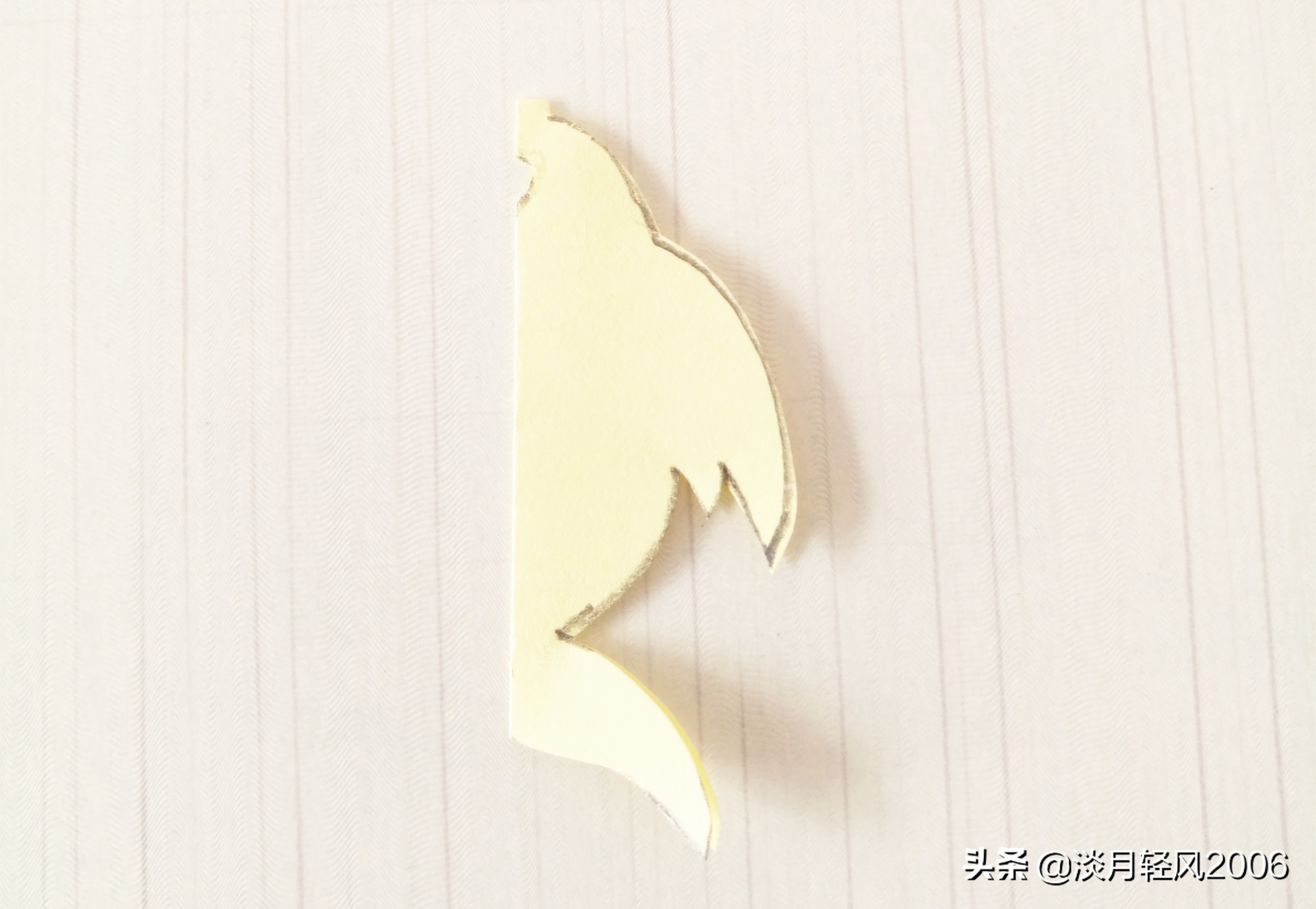 用彩纸制作出一只可爱的小鱼,橡皮泥做的小鱼放彩纸上怎么做