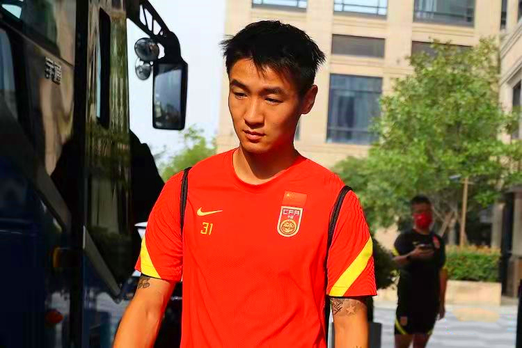 国足2战伤6人，队医“黄一摸”难辞其咎！李铁任人唯亲让人心寒