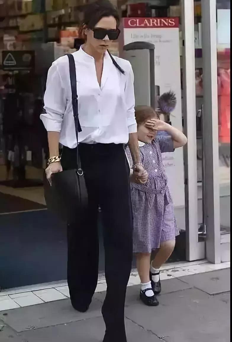 贝嫂年轻穿豹纹衣服,44岁贝嫂黑白搭配