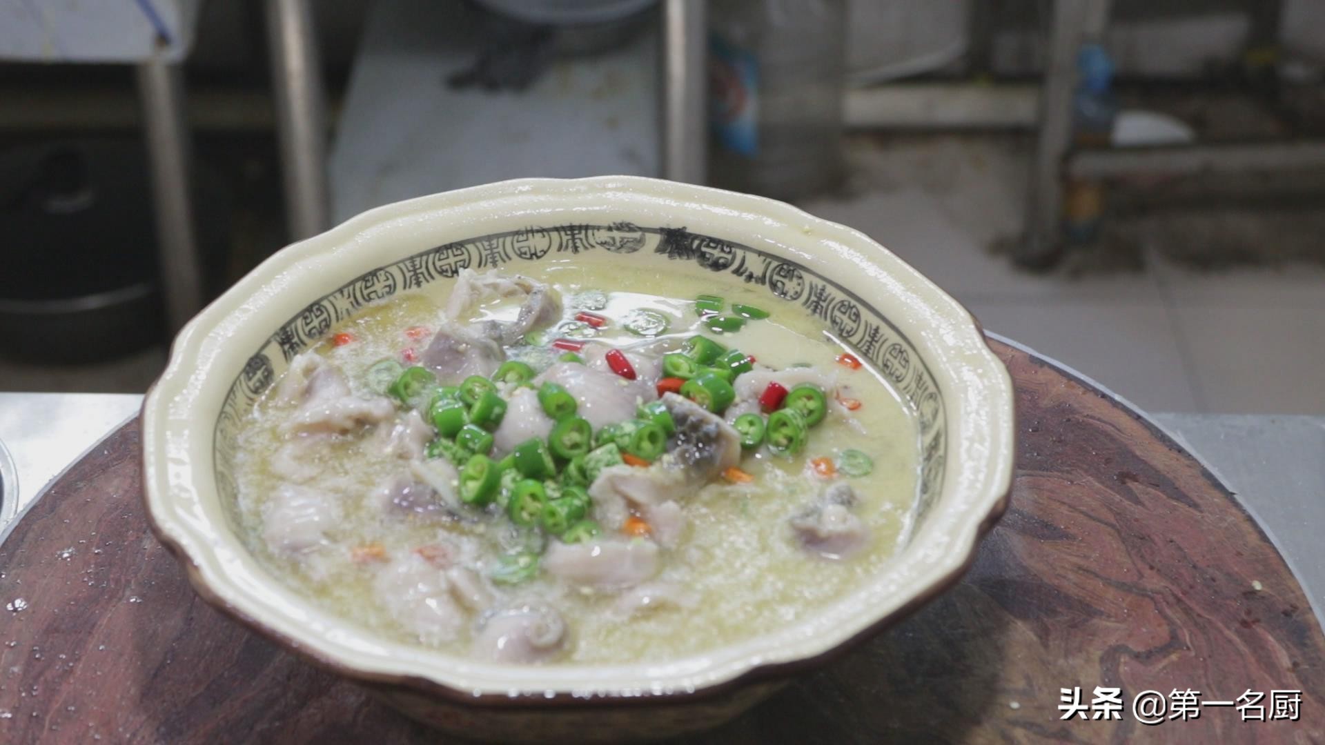 鲤鱼好吃有诀窍，做出来肉质嫩滑，汤鲜味美，一顿多吃两碗饭