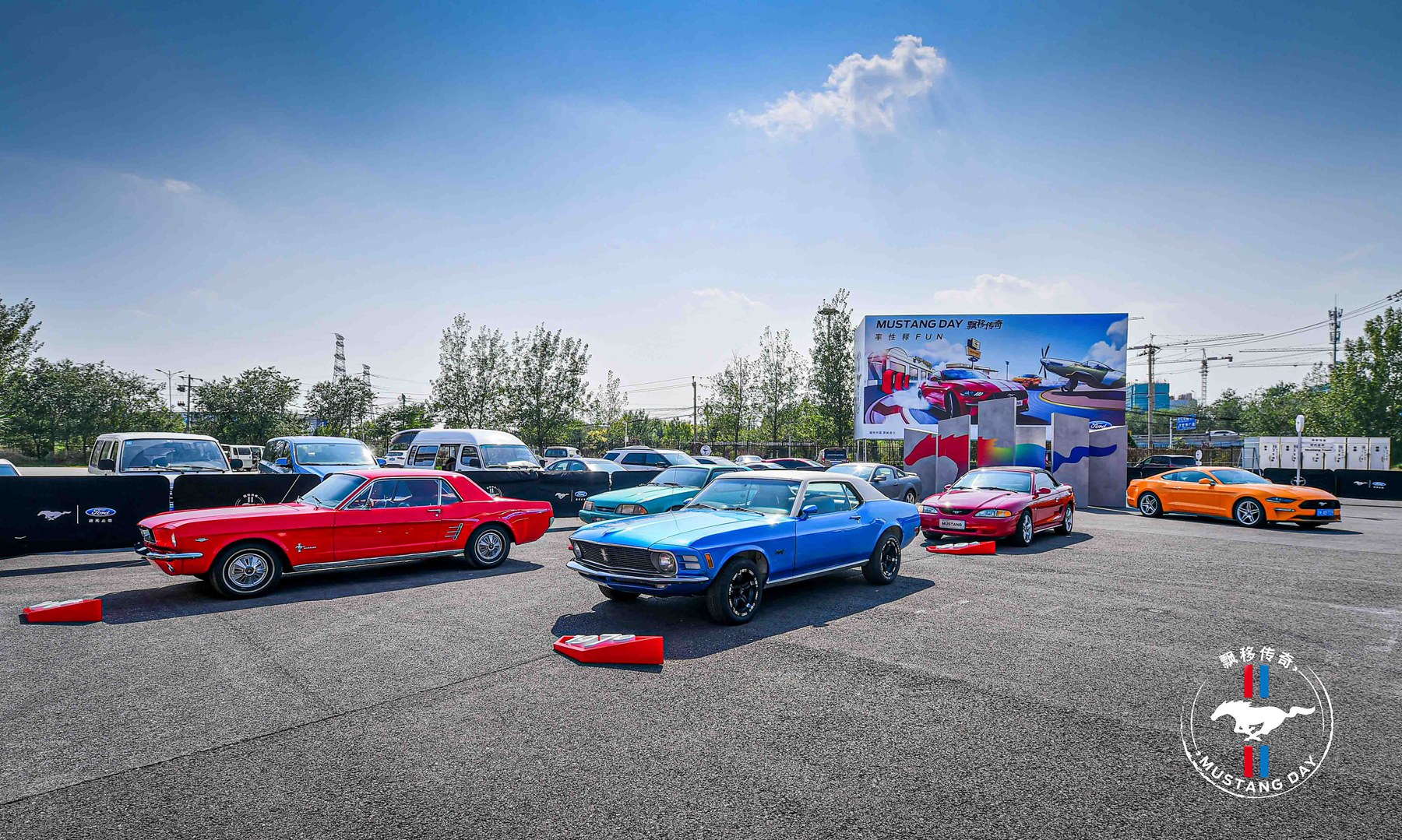 开mustang漂移,烧胎起步漂移的视频