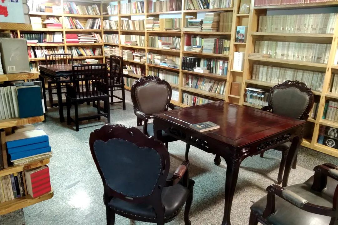 这个老舒很“痴”书！