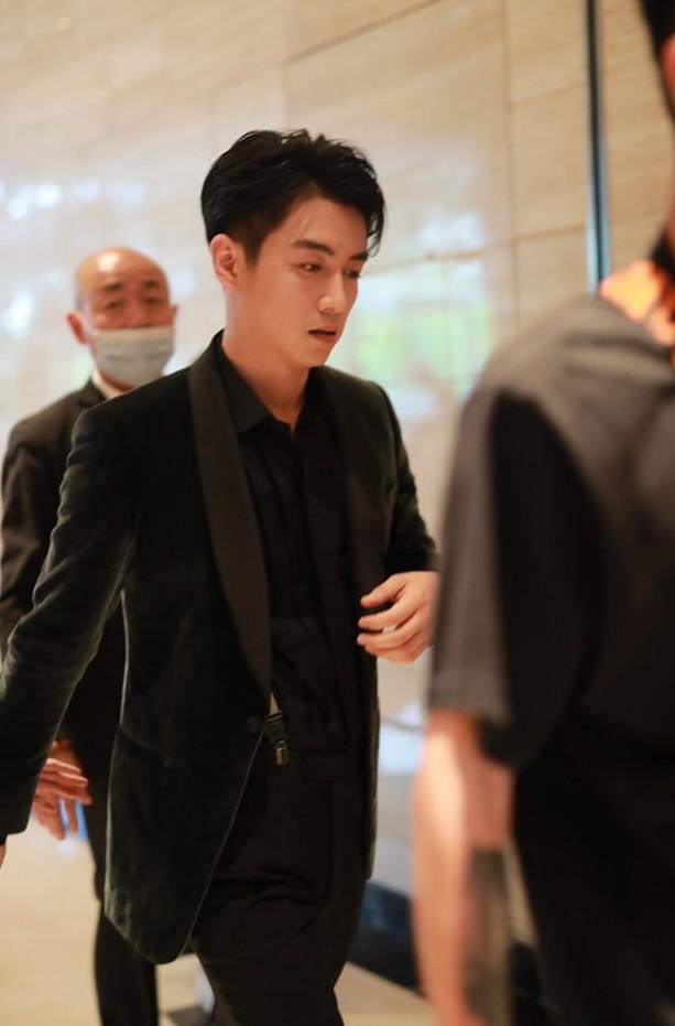 陈晓穿运动休闲套装扎什么头发啊,陈晓白色衬衣西装照