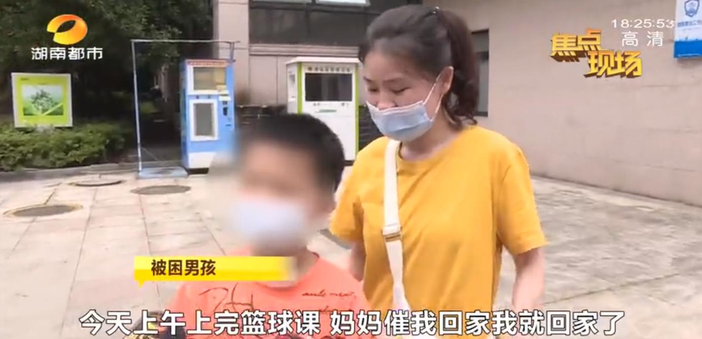 小区有这样的门一定要注意！长沙公园尚小区?8岁男童头卡围栏，着急回家结果被卡住了