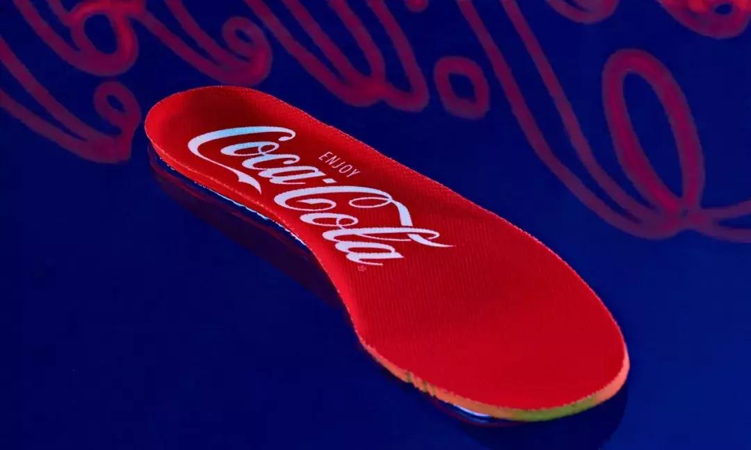 可口可乐联名跑步鞋怎么样,安踏可口可乐联名c37白熊款