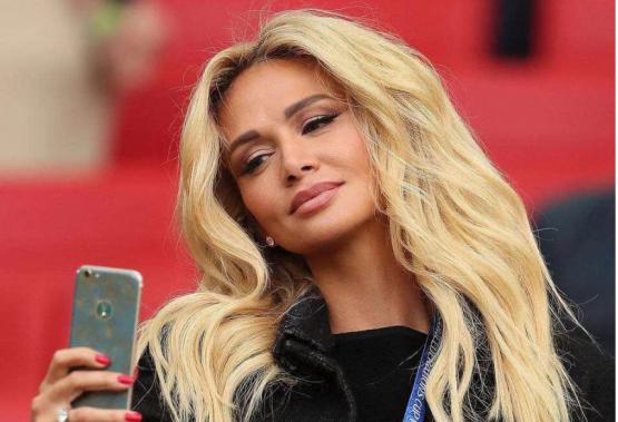 世界杯中35岁少妇为之一亮，竟然称赞是俄罗斯第一足球宝贝