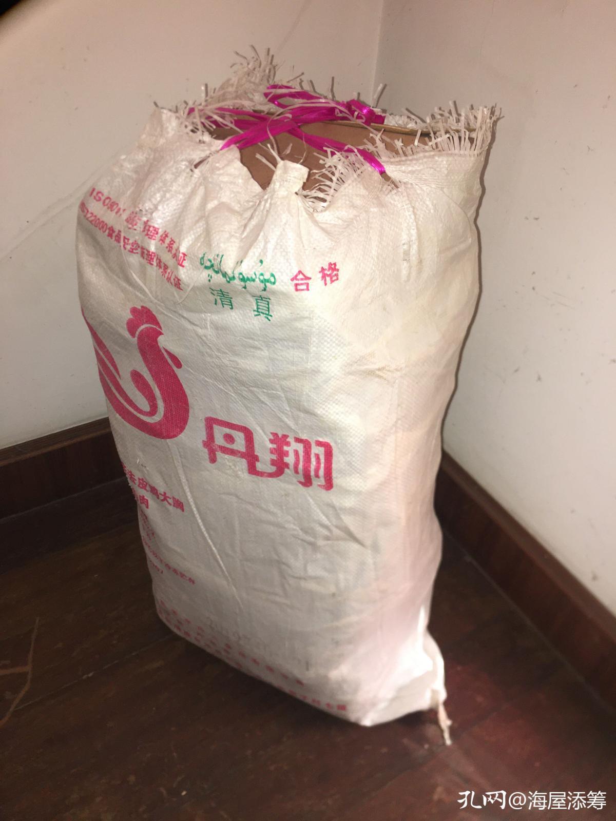 周末书市闲逛，大多数是普通书籍，稍有些价值的旧物件便要价不菲