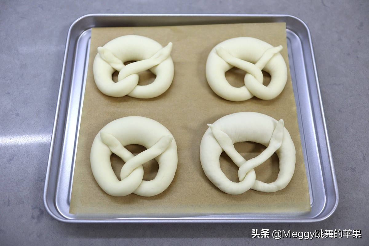 77岁老妈最爱吃的面包，口感扎实，造型美观，德国人喝啤酒必备