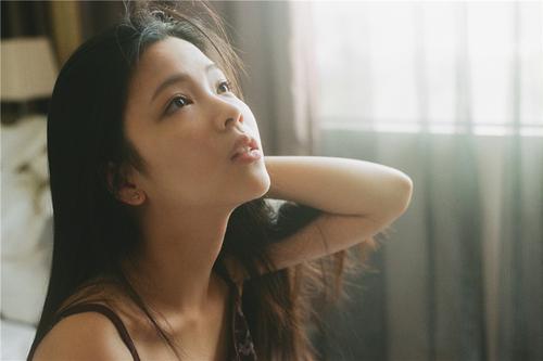 20岁大学生和外籍黑人恋爱前后的心情。