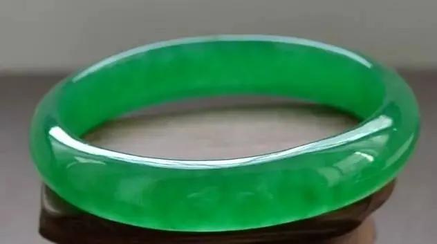 漂泊翡翠及染色翡翠是a货吗,2000-3000左右翡翠a货手镯