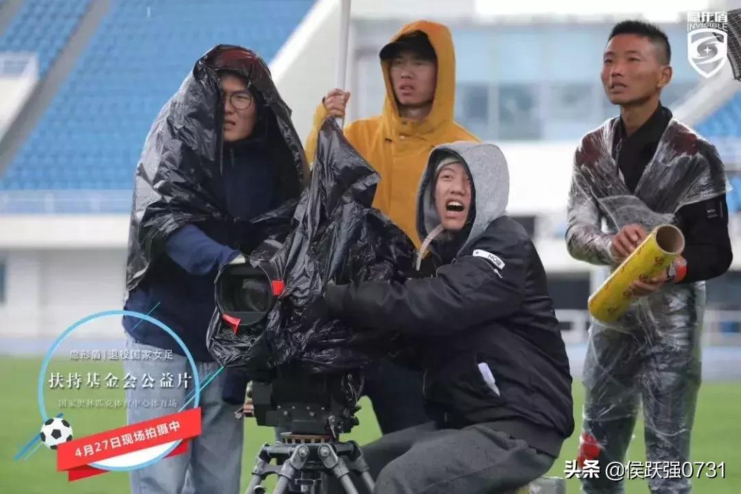 别忘了,曾经的你也饱含热泪为她们高歌铿锵玫瑰……