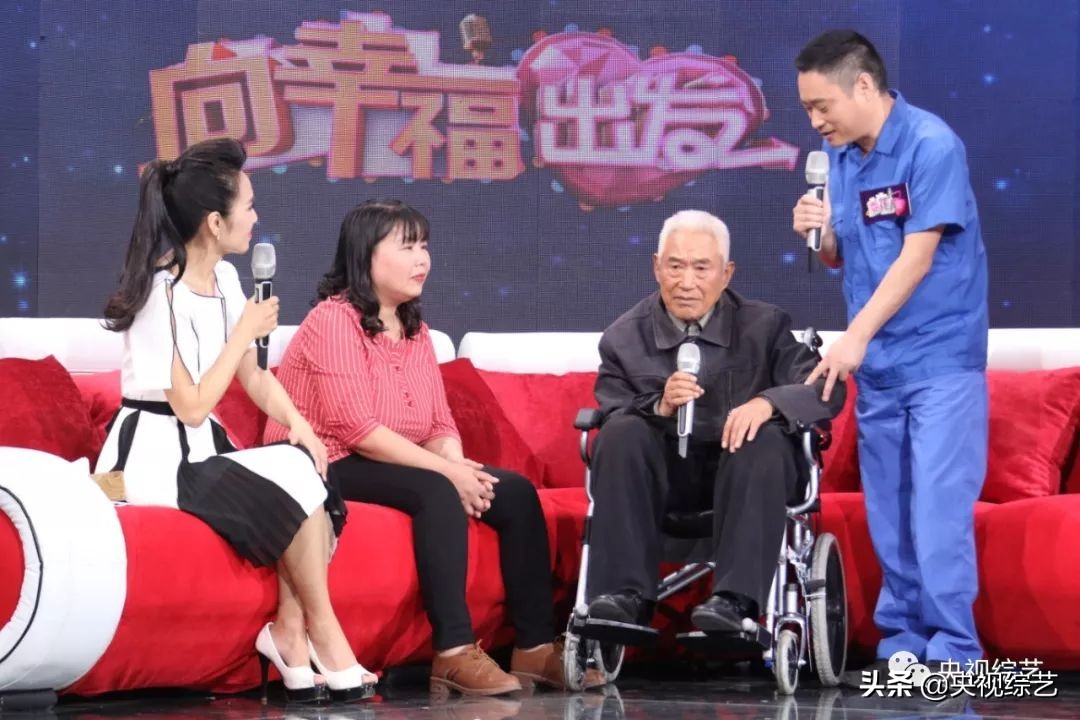 快递小哥感动一幕,帮助脑瘫兄妹的快递小哥