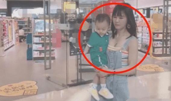 “最精致姥姥”惊现商场，和孙子胜似姐弟，网友：吃防腐剂了吧