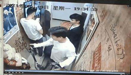 凌晨居民楼内电动车起火,小区车库起火几十辆电动车被烧