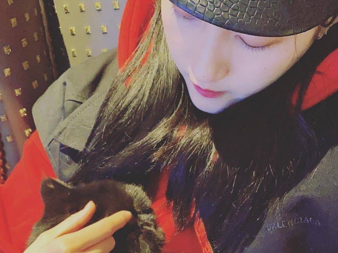 关晓彤左手戒指成亮点,关晓彤戒指戴在哪个手上