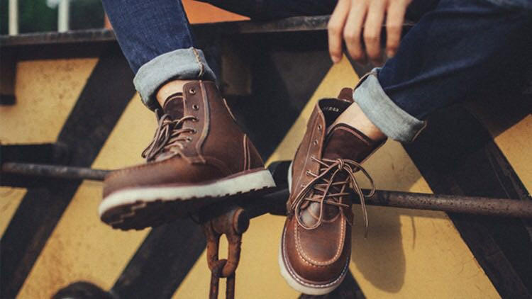 裤脚需要塞进靴子吗,裤脚塞到靴子还是卷起来